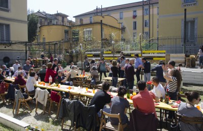 Pranzo nell’area della ex bocciofila (foto Alessandra Attianese)