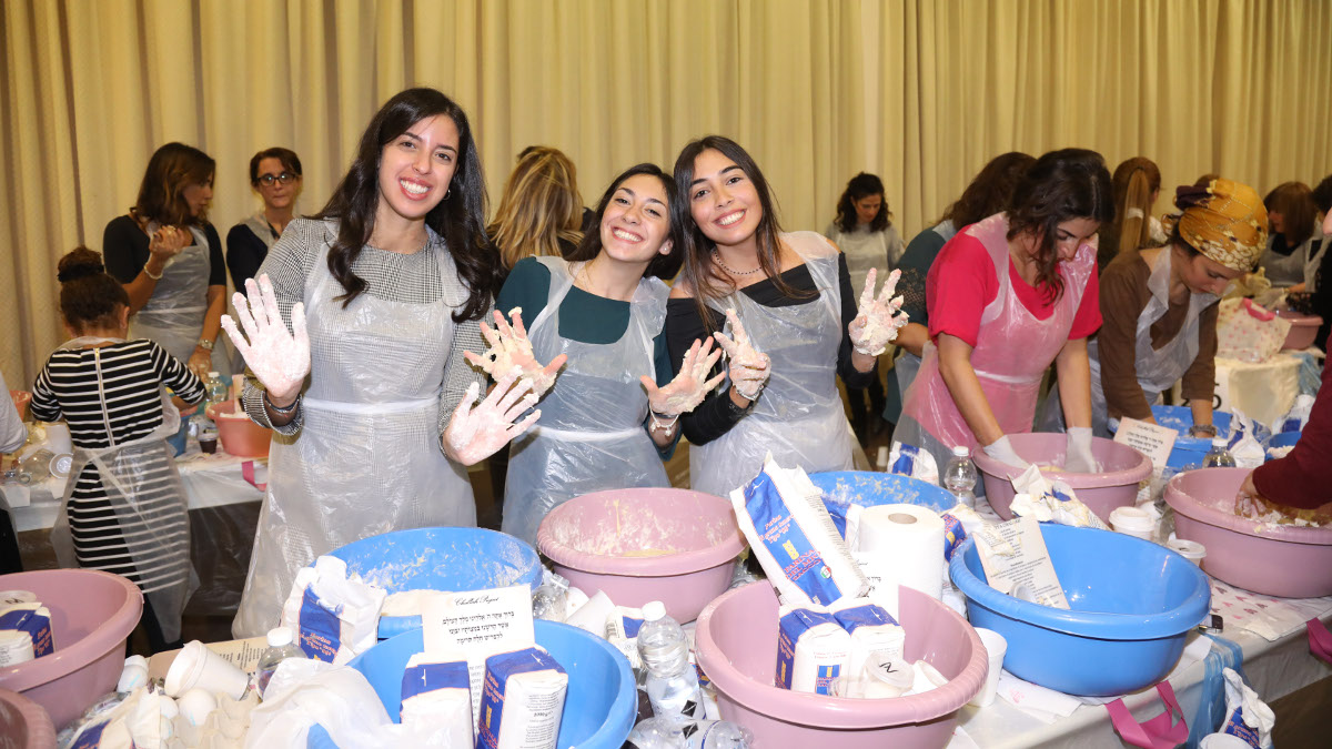 Donne preparano al Noam le challot per il Shabbat Project