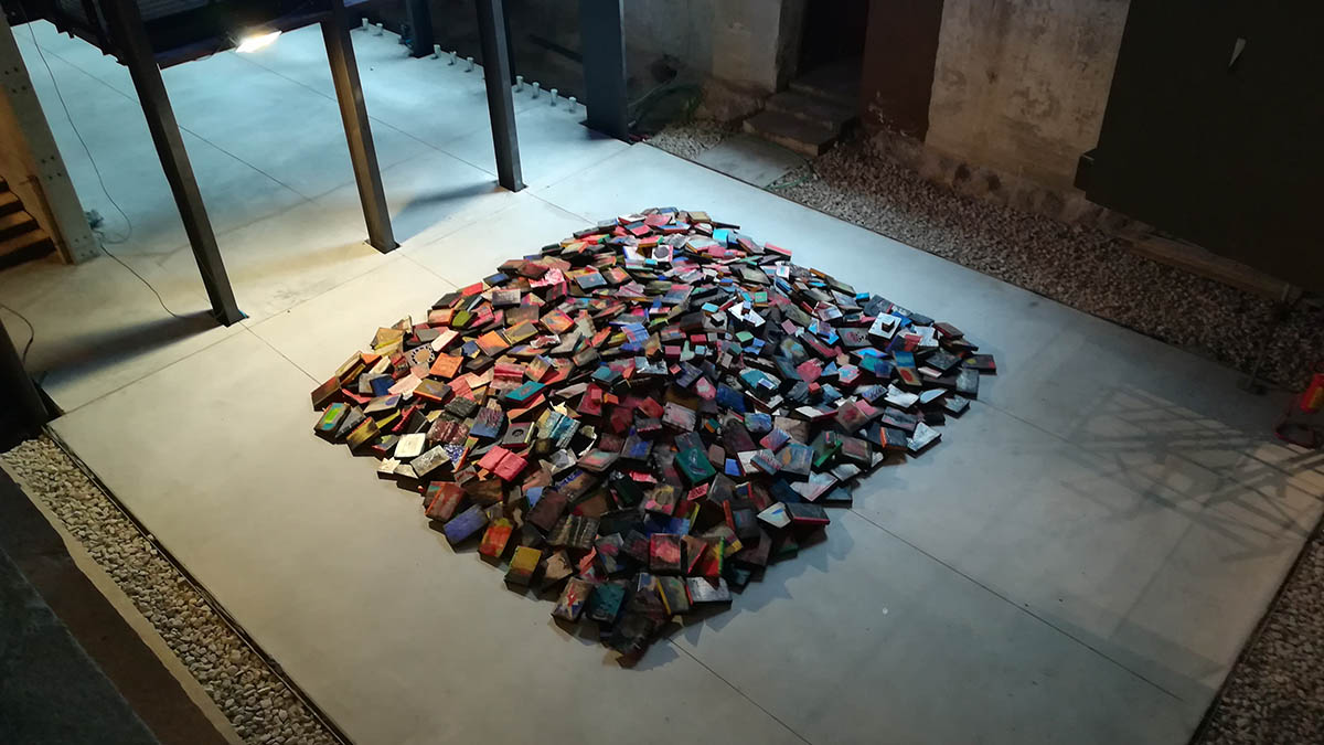Un'installazione della mostra Ricordi futuro 4.0 al Memoriale della Shoah di Milano