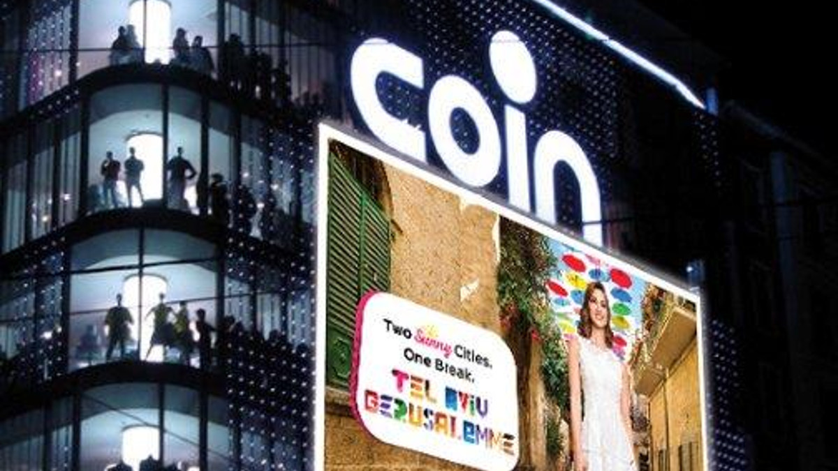 Nel Coin di piazza Cinque Giornate è in corso la campagna di promozione di Gerusalemme e Tel Aviv