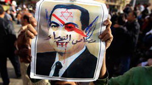 Il Cairo: Mubarak dileggiato dai dimostranti Il Cairo: Mubarak dileggiato dai dimostranti