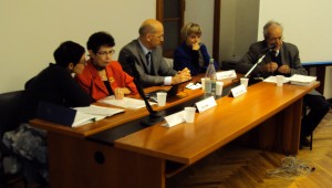 Dina Porat al tavolo degli oratori. Alla sua sinistra l'interprete, alla sua destra Marco Paganoni, Alessandra Chiappano e Michele Sarfatti, Direttore del CDEC