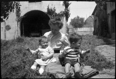 Laura Orvieto con i figli Leonfrancesco a Annalia presso alcune case coloniche della zona di via Bolognese, primavera 1904