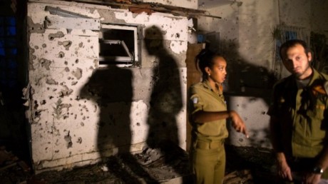 Due soldati israeliani una casa nel sud di Israele danneggiata da un missile