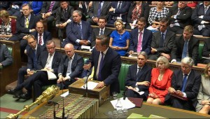 Il primo ministro  David Cameron parla durante un'assemblea della camera dei Comuni (photo credit: AP/Parliamentary Recording Unit, fonte: Times of Israel)
