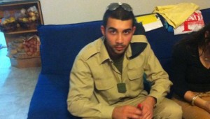 Almog Shiloni, 20 anni,  è morto dopo essere stato accoltellato ripetutamente allo stomaco nella stazione ferroviaria di Ha Haganah, a sud di Tel Aviv