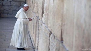 papa Francesco durante la sua visita al Muro del Pianto, nel maggio di quest'anno