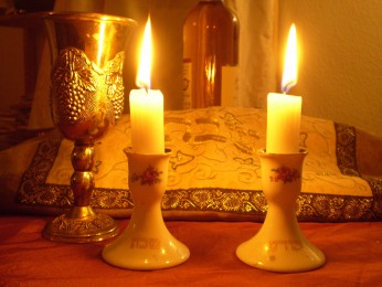 1920px-Shabbat_Candles