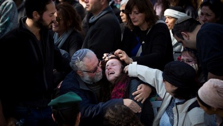 La moglie di Yohai Kavangel al funerale del marito, ucciso nell'attacco di Hezbollah