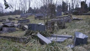 Il cimitero ebraico di Sarre-Union profanato sabato notte (Foto Reuters)