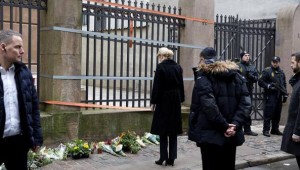 Esplora il significato del termine: La premier danese Helle Thorning-Schmidt depone fiori davanti alla sinagoga di Copenaghen La premier danese Helle Thorning-Schmidt depone fiori davanti alla sinagoga di Copenaghen (foto: Afp)