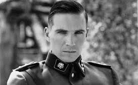 Ralph Fiennes nel ruolo di Amon Goeth nel film Schindler's List di Steven Spielberg