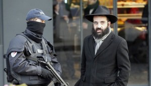 Un poliziotto e un ebreo davanti all'Hyper Cacher di Parigi 