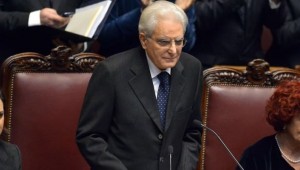 Sergio Mattarella recita il messaggio alla nazione durante la cerimonia di insediamento al Quirinale