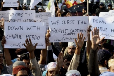 Musulmani protestano contro le vignette di Charlie Hebdo