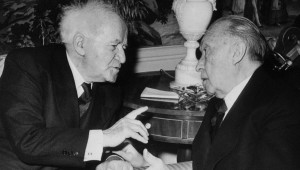 David Ben Gurion e Konrad Adenauer siglano nel 1965 lo storico accordo che apre le relaizoni fra Israele e Repubblica Federale Tedesca