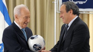 L'ex presidente Shimon Peres con Michel Platini, presidente della Uefa
