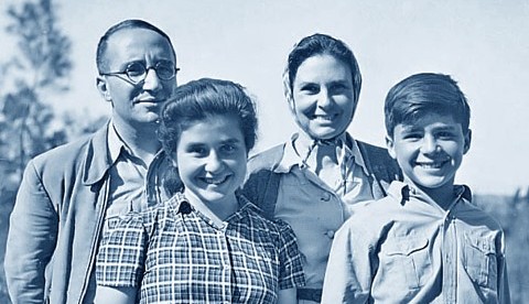 A sinistra, Enzo Sereni com la madre e i fratelli