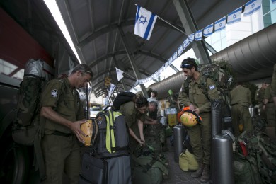 Israeli soldiers, members of an aid delegation, prepare their equipment as they wait for a flight to Nepal at Ben Gurion international airport near Tel Aviv, Israel April 26, 2015. REUTERS/Baz Ratner