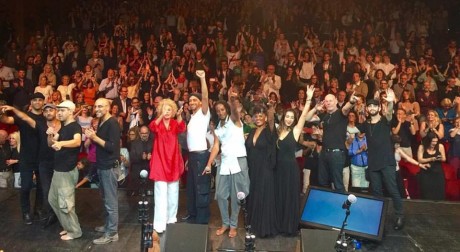 The Idan Raichel Project con Ornella Vanoni durante il concerto a Milano il 19 settembre 2015