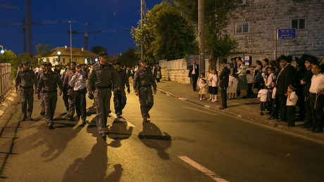 Militari sorvegliano una manifestazione di utraortodossi contro l'apertura dei teatri a shabbat