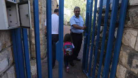 Sicurezza davanti a una scuola (fonte:Ynet)