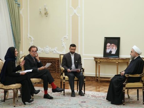 Il leader iraniano Rouhani durante l'intervista ai giornalisti del Corriere della Sera