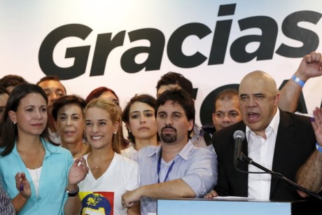 Jesus Torrealba (R), segretario della coalizione venezuelana MUD dopo la vittoria alle elezioni parlamentari