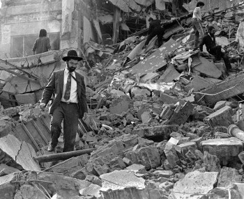 Il centro ebraico AMIA dopo l'attentato del 1994 in cui morirono 85 persone