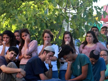 Il funerale di Hallel, la ragazzina israeliana di 13 anni uccisa da un terrorista mentre dormiva, in casa