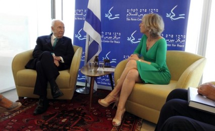 Stefania Giannini con Shimon Peres in Israele