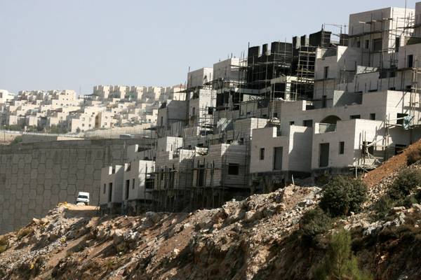 epa03038184 (FILES) -- Palestinian men work at a construction site in the Israeli settlement of Beitar Illit, on the outskirts of Jerusalem, in the West Bank near the town of Bethlehem on 19 October 2010. Israel's housing and construction ministry published on 18 December 2011 tenders for the construction of more than 1,000 housing units in east Jerusalem and the West Bank, the ministry's website said, adding that the new units include 500 in the east Jerusalem neighbourhood of Har Homa and more than 500 in two West Bank settlements -- 348 in Beitar Ilit near Bethlehem, and 180 in Givat Ze'ev northwest of Jerusalem. EPA/ABED AL HASHLAMOUN