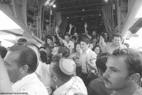 I passeggeri del volo Air France dirottato a Entebbe dopo il slavataggio