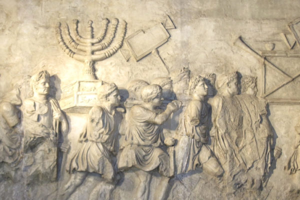 Il bassorilievo sull'Arco di Tito a Roma, raffigurante gli ebrei in esilio dopo la distruzione dle tempio da parte di Tito nel 70 E.V.
