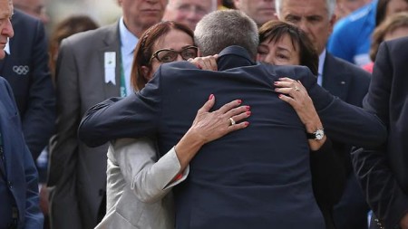 Il presidente del Cio Thomas Bach abbraccia Ankie Spitzer e Ilana Romano,vedove di due atleti israeliani uccisi a Monaco nel 1972