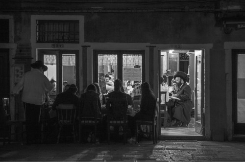 Ferdinando Scianna, Cena di Shabbat nella sede del gruppo Chabad-Lubavitch