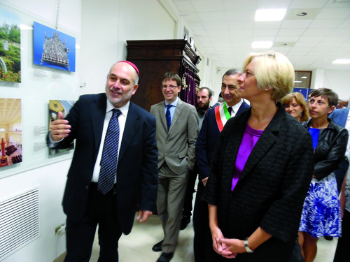 Il fotografo Alberto Jona falco spiega al Ministro Roberta Pinotti la mostra Grand Tour