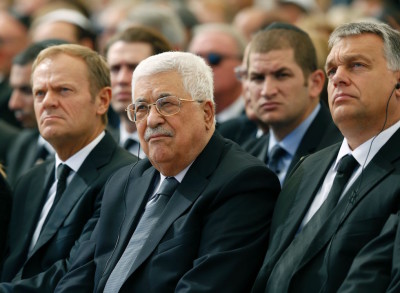 Il presidente palestinese Mahmud Abbas con il presidente del Consiglio europeo Donald Tusk ai funerali di Shimon Peres - Gerusalemme, 30 settembre 2016