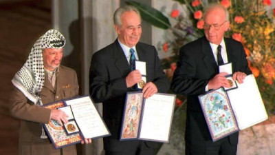 Yasser Arafat, Shimon peres e Yitzhak rabin durante la cerimonia del Nobel per la pace
