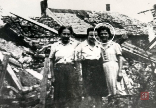 Voto scattata nel campo di concentramento di Neustadt, nellagosto 1945, dopo la liberazione. Nella foto insieme ad Anna Cassuto sono ritratte Amalia Navarro ed Emma Zarfatti (vedi Libro della Memoria). *** Local Caption *** Foto scattata nel campo di concentramento di Neustadt, nellagosto 1945, dopo la liberazione. Nella foto insieme ad Anna Cassuto sono ritratte Amalia Navarro ed Emma Zarfatti.