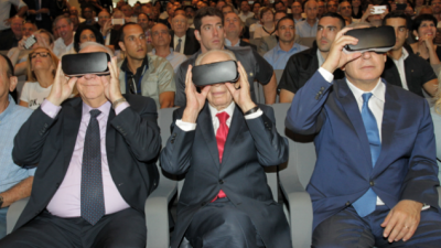 Da sinistra, il presidente israeliano reuven Rivlin, Shimon peres e il premier beniamin netanyahu con gli occhiali per la realtà aumentata nel nuovo settore della tecnologia al centro Peres per la Pace (luglio 2016)