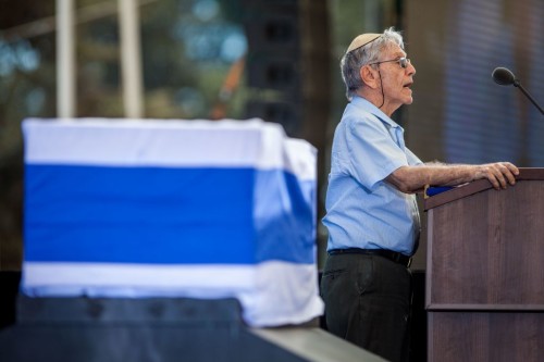 Amos Oz al funerale di Shimon Peres mentre pronuncia il discorso dedicato al suo amico