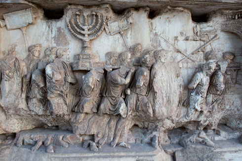 L'immagine iscolpita nell'Arco di Tito degli ebrei cacciati che portano la menorah