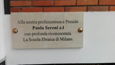 La targa dedicata a Paola Sereni apposta davanti alla Scuola ebraica