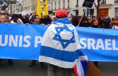 Un'immagine della manifestazione a Parigi al Quai d'Orsay di protesta contro l'astensione della Francia nel voto all'Unesco sui luoghi sacri a Gerusalemme