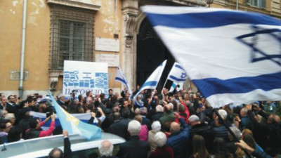 La manifestazione organizzata dal Foglio davanti alla sede Unesco 