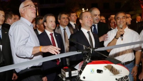 Il primo ministro russo Medvedev e il drone regalatogli dal ministro israeliano Uri Ariel
