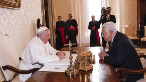 Abu Mazen e Papa Francesco durante l'incontro in vaticano (fonte: La Stampa, foto Reuters)