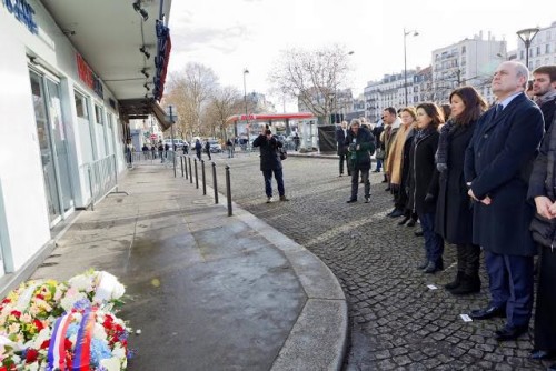 Il sindaco di Parigi Anne Hidalgo davanti all'Hyper Cacher il 5gennaio, in occasione del secondo anniversario dell'attentato al supermercato