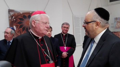 Il Cardinale Angelo Scola insieme a Rav Alfonso Arbib durante la visita alla Sinagoga centrale di Milano il 17 gennaio 2017